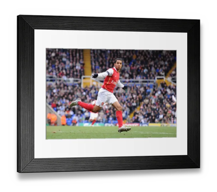 Framed Print : Theo Walcott celebrates scoring the 2nd Arsenal goal