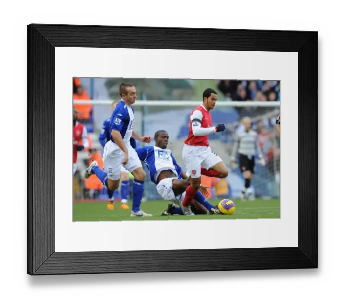 Framed Print : Theo Walcott (Arsenal) Fabrice Muamba and Stephen Murphy (Birmingham City)