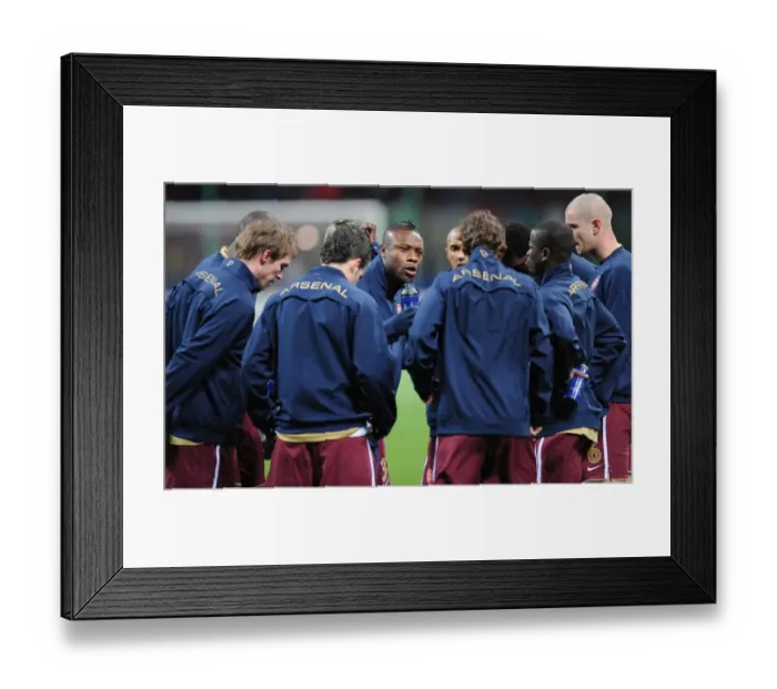 Framed Print : Arsenal captain William Gallas talkes to the team before the match Framed Print : Arsenal captain William Gallas talkes to the team before the match