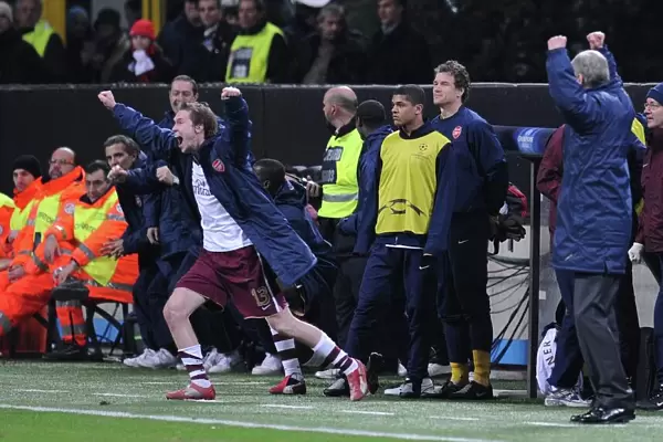 Alex Hleb and the Arsenal bench celebrate at the final whistle