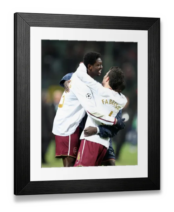 Framed Print : Emmanuel Adebayor celebrates at the final whistle with Cesc Fabregas (Arsenal)