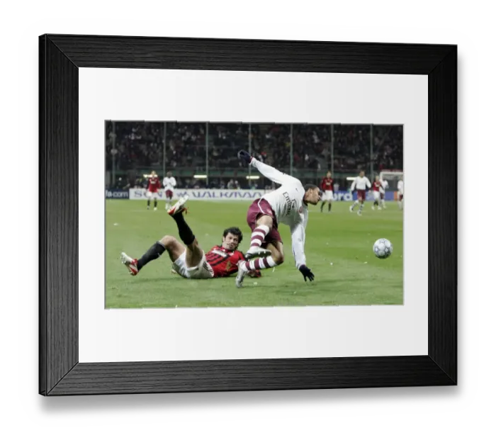 Framed Print : Theo Walcott's Game-Changing Run: Arsenal's Unforgettable 2-0 Victory Over Milan in the Champions League