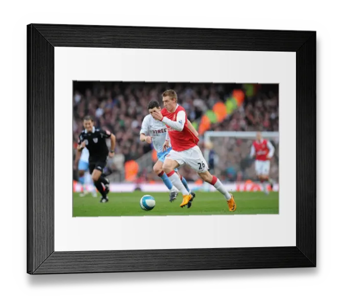 Framed Print : Nicklas Bendtner (Arsenal) Gareth Barry (Aston Villa)