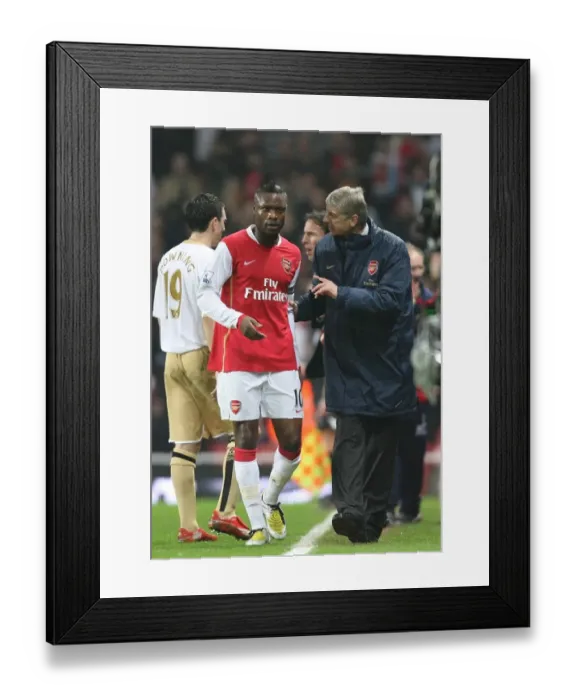 Framed Print : Arsenal manager Arsene Wenger talks with captain William Gallas