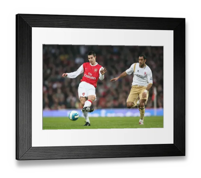 Framed Print : Robin van Persie (Arsenal) Mohamed Shawky (Middlesbrough) Framed Print : Robin van Persie (Arsenal) Mohamed Shawky (Middlesbrough)