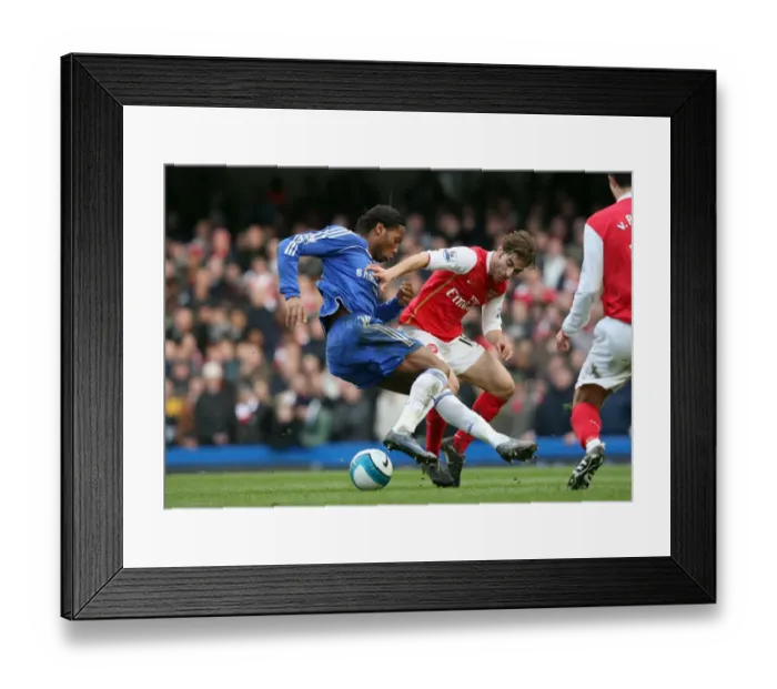 Framed Print : Mathieu Flamini (Arsenal) Didier Drogba (Chelsea)