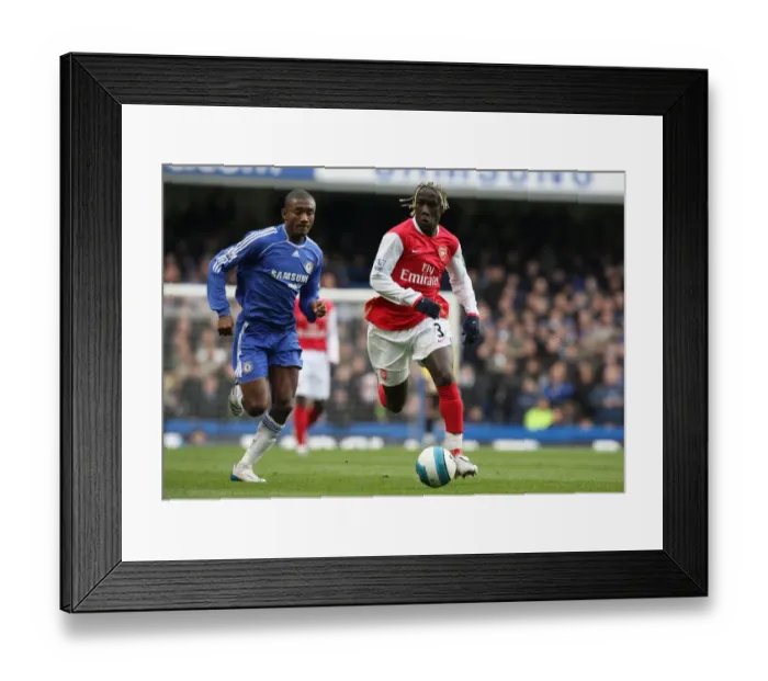 Framed Print : Bacary Sagna (Arsenal) Salomon Kalou (Chelsea)