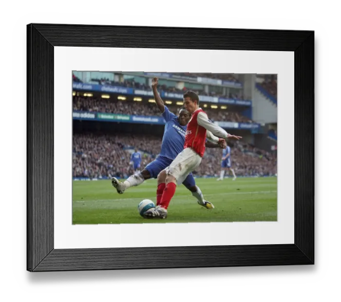 Framed Print : Robin van Persie (Arsenal) Michael Essien (Chelsea)