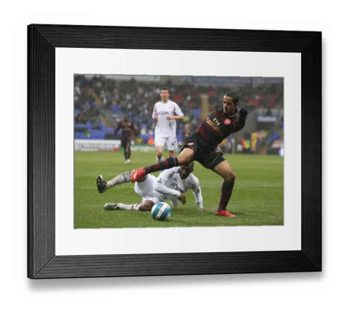 Framed Print : Theo Walcott (Arsenal) JLloyd Samuel (Bolton)