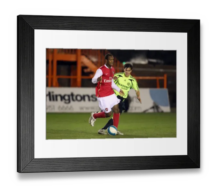 Framed Print : Gavin Hoyte (Arsenal) Phil Younghusband (Chelsea)