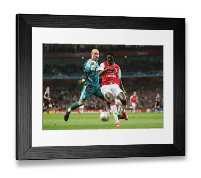 Framed Print : Emmanuel Adebayor (Arsenal) Pepe Reina (Liverpool) Framed Print : Emmanuel Adebayor (Arsenal) Pepe Reina (Liverpool)