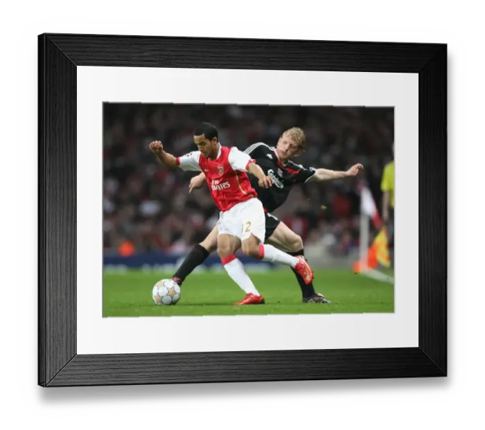 Framed Print : Theo Walcott (Arsenal) Dirk Kuyt (Liverpool) Framed Print : Theo Walcott (Arsenal) Dirk Kuyt (Liverpool)