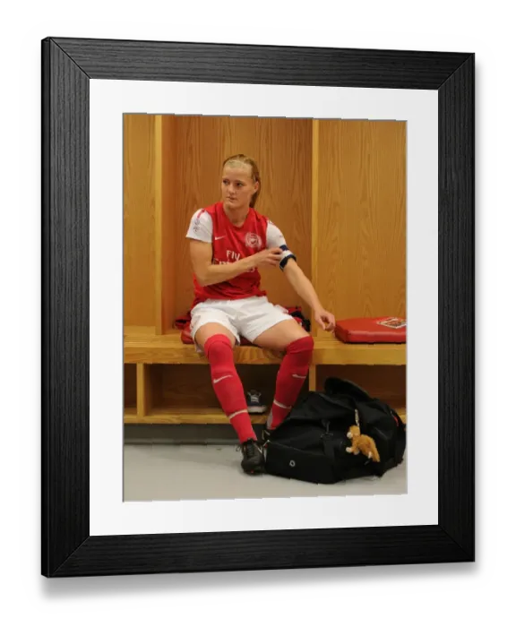 Framed Print : Arsenal's Katie Chapman: Focused and Ready for Arsenal Ladies vs Chelsea LFC Showdown Framed Print : Arsenal's Katie Chapman: Focused and Ready for Arsenal Ladies vs Chelsea LFC Showdown