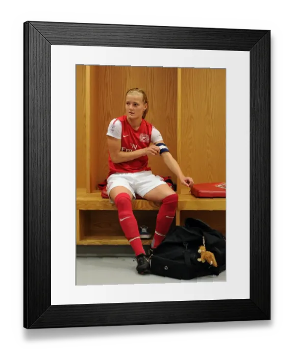Framed Print : Arsenal's Katie Chapman: Focus and Determination Before the Chelsea Match Framed Print : Arsenal's Katie Chapman: Focus and Determination Before the Chelsea Match