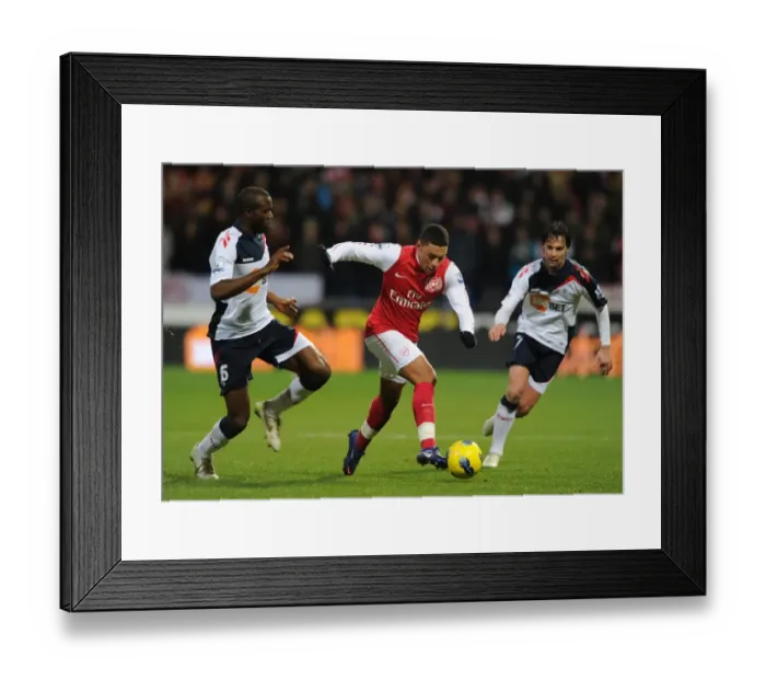 Framed Print : Arsenal's Alex Oxlade-Chamberlain Faces Off Against Bolton's Fabrice Muamba in Premier League Clash