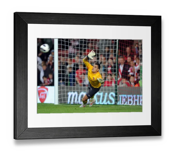 Framed Print : Vito Mannone (Arsenal) during the shoot out. Southampton 1: 1 Arsenal. The Markus Liebherr Memorial Cup. St. Marys Stadium, Southampton, 14 / 7 / 12. Credit : Arsenal Football Club / David Framed Print : Vito Mannone (Arsenal) during the shoot out. Southampton 1: 1 Arsenal. The Markus Liebherr Memorial Cup. St. Marys Stadium, Southampton, 14 / 7 / 12. Credit : Arsenal Football Club / David