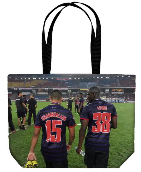 Alex Oxlade-Chamberlain and Benik Afobe (Arsenal). Malaysia 1: 2 Arsenal