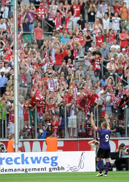 Lukas Podolski (Arsenal) waves to the Cologne fans after the match. Cologne 0: 4 Arsenal