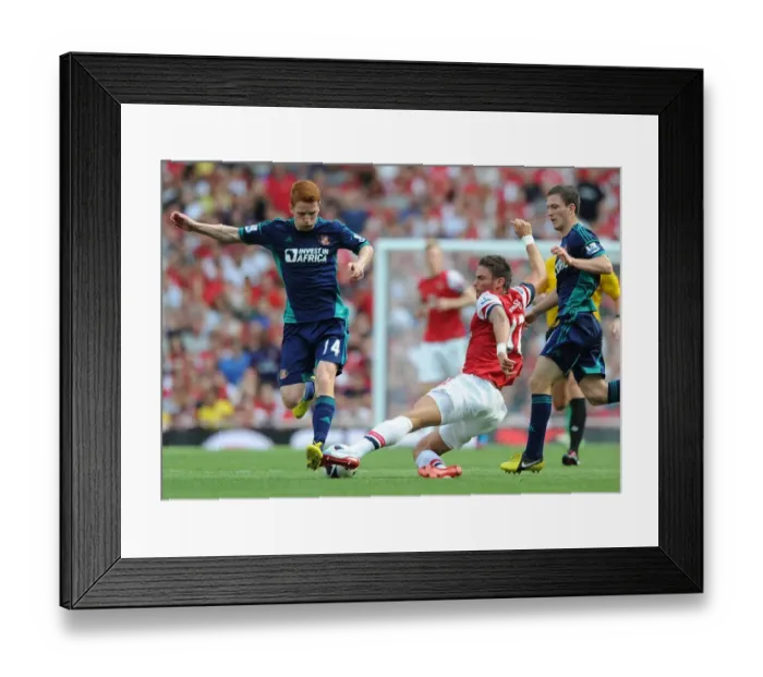 Framed Print : Arsenal vs Sunderland: Olivier Giroud Faces Off Against Jack Colback and Craig Gardner in 2012-13 Premier League Clash