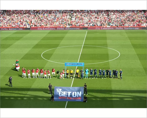 LONDON, ENGLAND - AUGUST 18: The Arsenal and Sunderland teams line up before the Barclays Premier League match between Arsenal and Sunderland at Emirates Stadium on August 18, 2012 in London, England. : Arsenal Football