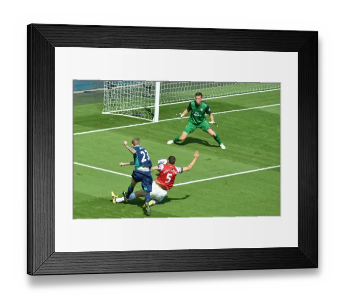 Framed Print : Arsenal's Wojciech Szczesny Saves from Sunderland's James McClean at Emirates Stadium