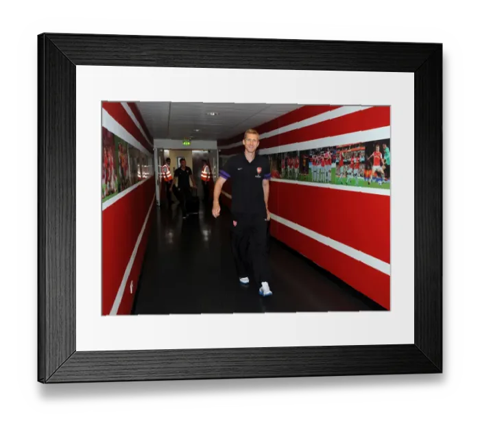 Framed Print : Per Mertesacker (Arsenal). Arsenal 0: 0 Sunderland. Barclays Premier League Framed Print : Per Mertesacker (Arsenal). Arsenal 0: 0 Sunderland. Barclays Premier League