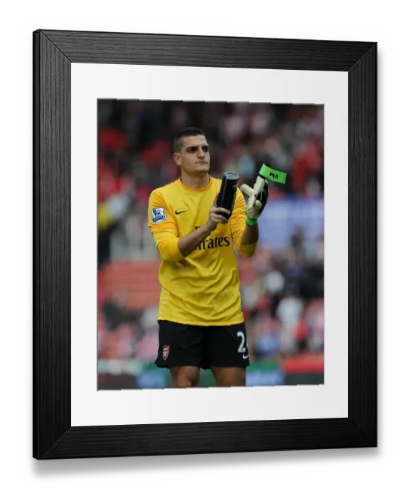 Framed Print : Vito Mannone Bids Emotional Farewell to Arsenal Fans at Stoke City (2012-13)