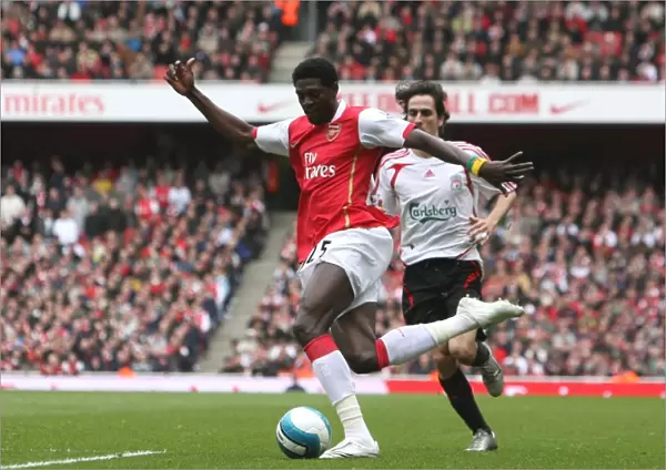 Emmanuel Adebayor (Arsenal) crosses the ball