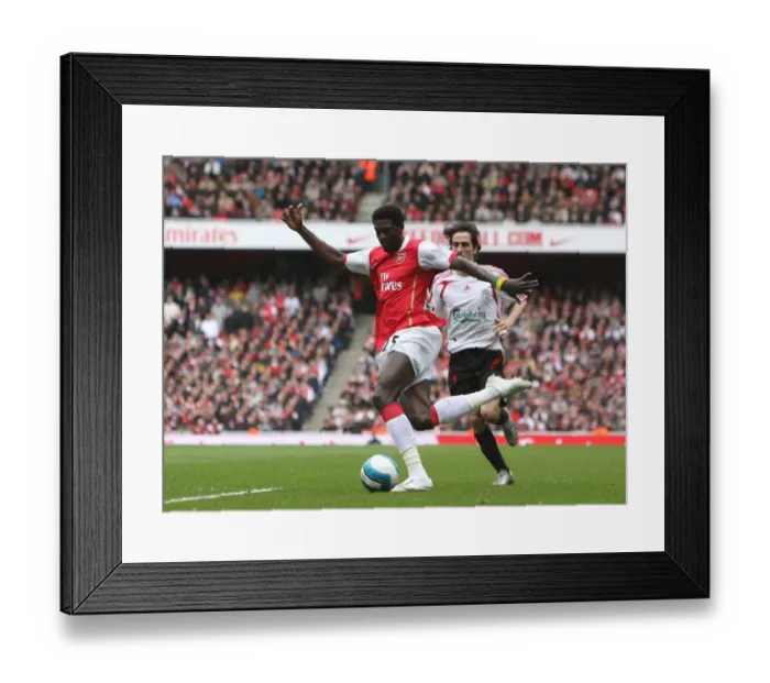 Framed Print : Emmanuel Adebayor (Arsenal) crosses the ball
