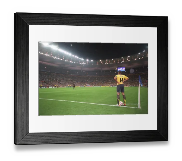Framed Print : Thierry Henry (Arsenal) waits to take a corner Framed Print : Thierry Henry (Arsenal) waits to take a corner