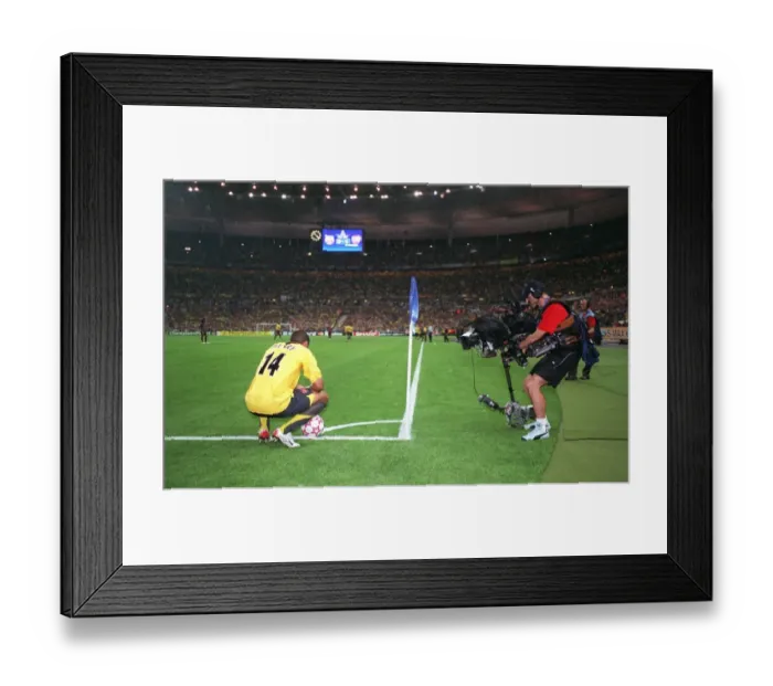 Framed Print : Thierry Henry (Arsenal) waits to take a corner watched by a cameraman