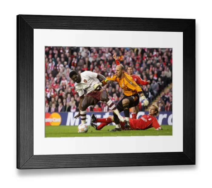 Framed Print : Emmanuel Adebayor (Arsenal) Pepe Reina and Sami Hyypia (Liverpool)
