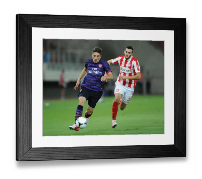 Framed Print : Hector Bellerin Outpaces Charalampos Lykogiannis: Olympiacos vs Arsenal, NextGen Series, 2012