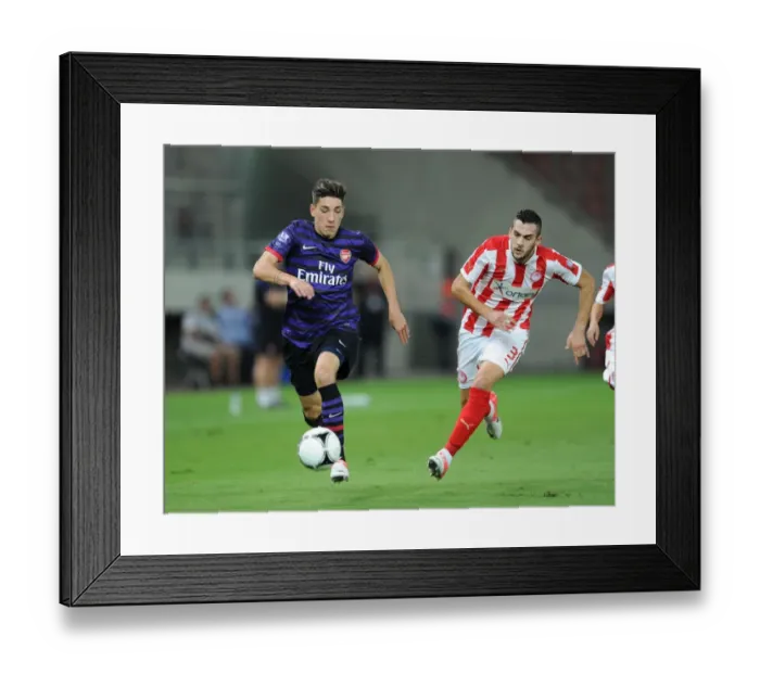 Framed Print : Hector Bellerin Outruns Charalampos Lykogiannis in NextGen Series Match Framed Print : Hector Bellerin Outruns Charalampos Lykogiannis in NextGen Series Match