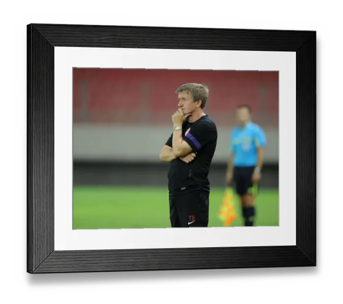 Framed Print : Terry Burton Guides Arsenal U19 Against Olympiacos in NextGen Series Match