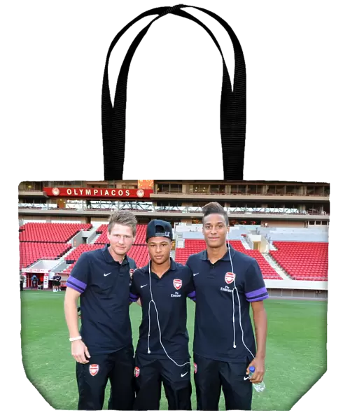 Seah Hajrovic, Serge Gnabry and Martin Angha (Arsenal). Olympiacos U19 2: 0 Arsenal U19