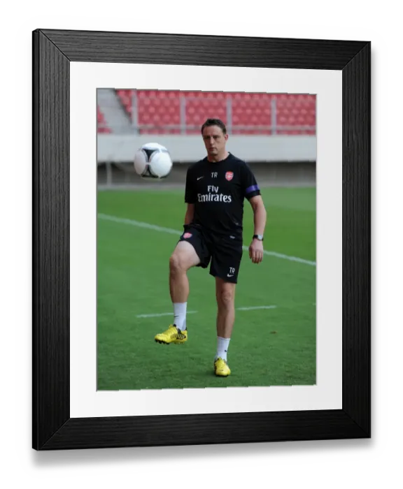 Framed Print : Tony Roberts Arsenal Goalkeeping coach. Olympiacos U19 2: 0 Arsenal U19 Framed Print : Tony Roberts Arsenal Goalkeeping coach. Olympiacos U19 2: 0 Arsenal U19