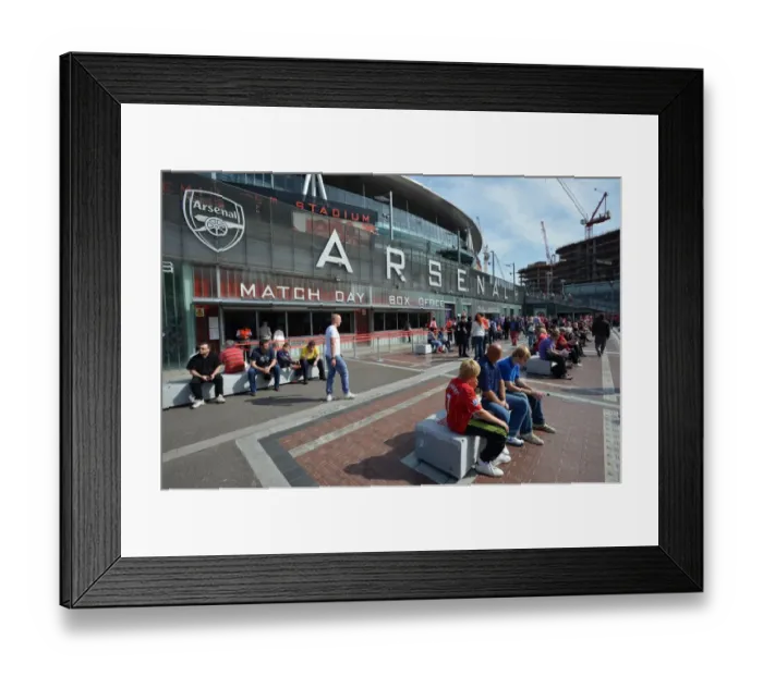 Framed Print : Arsenal Crushes Southampton 6-1: Epic Premier League Victory at Emirates Stadium