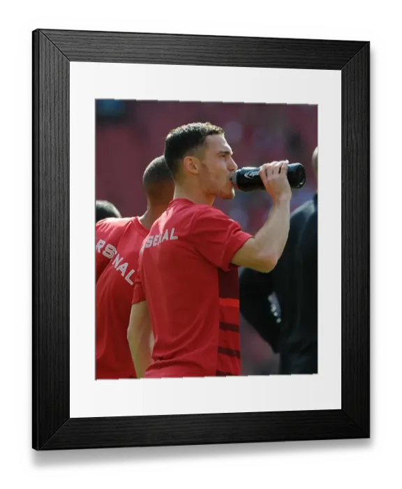 Framed Print : Thomas Vermaelen (Arsenal). Arsenal 6: 1 Southampton. Barclays Premier League Framed Print : Thomas Vermaelen (Arsenal). Arsenal 6: 1 Southampton. Barclays Premier League