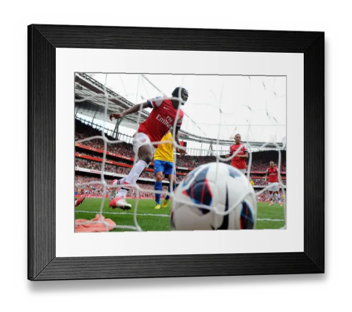 Framed Print : Gervinho Scores Arsenal's Fifth Goal: Arsenal 6-1 Southampton (Premier League, Emirates Stadium, September 15, 2012)