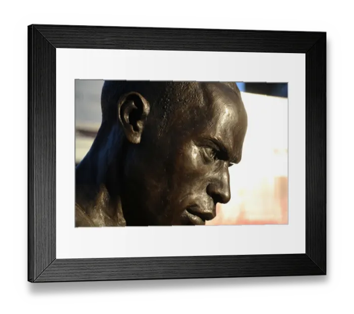 Framed Print : Thierry Henry Returns: Arsenal vs Chelsea, Premier League Showdown at Emirates Stadium