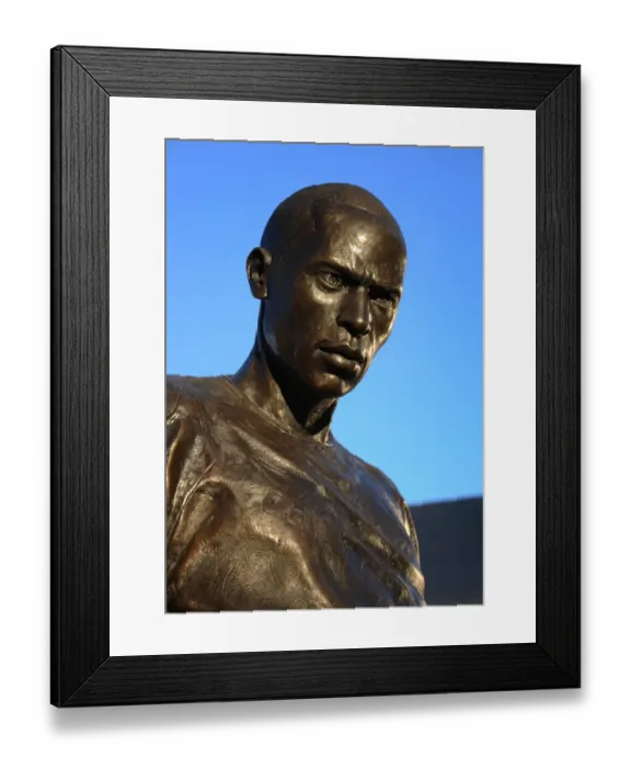 Framed Print : Thierry Henry's Emotional Return: Arsenal vs. Chelsea Showdown at Emirates Stadium