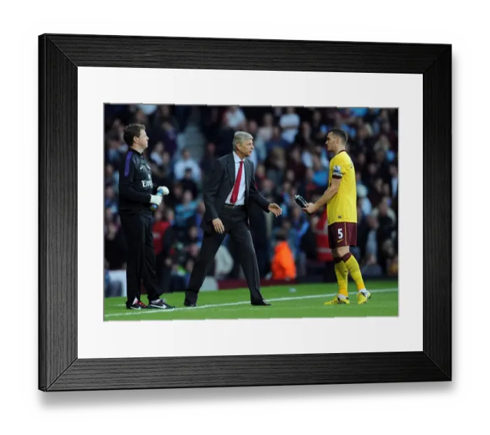 Framed Print : Arsene Wenger Conferring with Thomas Vermaelen during West Ham United vs Arsenal (2012-13)