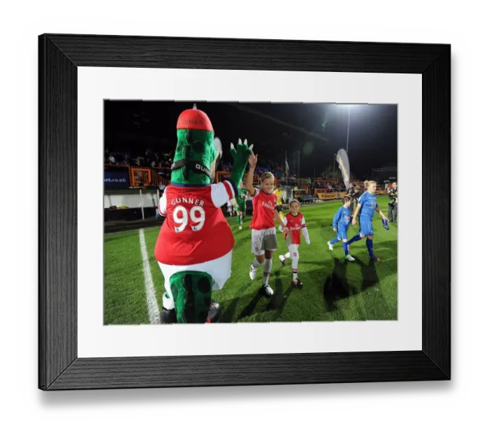 Framed Print : Katie Chapman (Arsenal) with the mascot. Arsenal Ladies 1: 0 Birmingham City