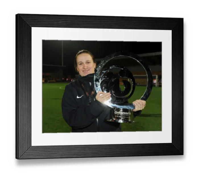 Framed Print : Laura Harvey Lifts the WSL Continental Cup with Arsenal Ladies FC after Victory over Birmingham City