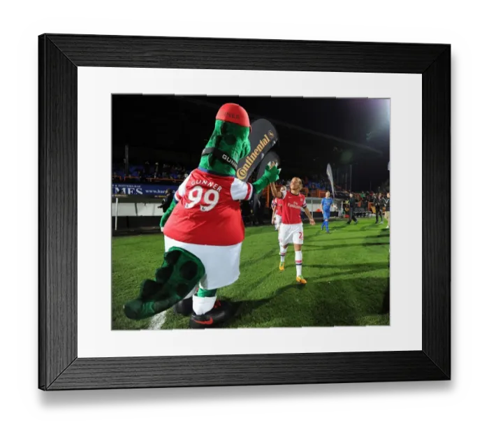 Framed Print : Alex Scott's Thrilling High-Five Moment with Arsenal Mascot Gunner Before Arsenal Ladies FA WSL Continental Cup Final