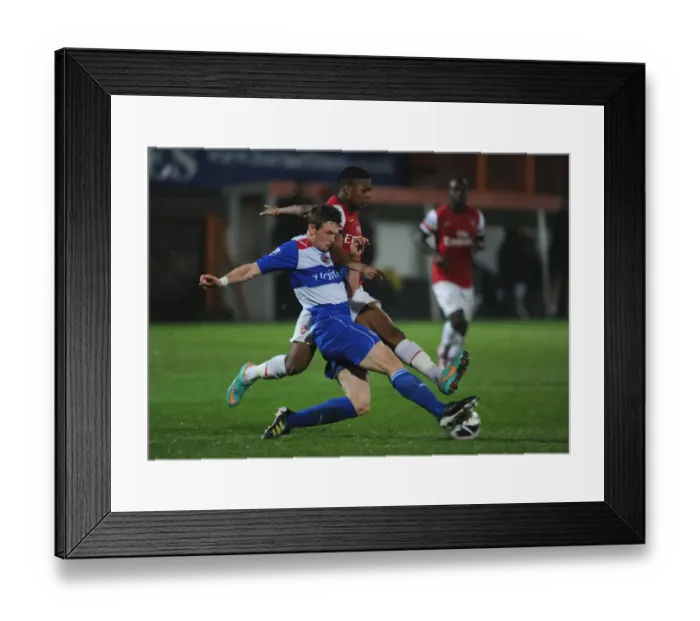 Framed Print : Chuba Akpom (Arsenal) Niall Keown (Reading). Arsenal U21 2: 0 Reading U21