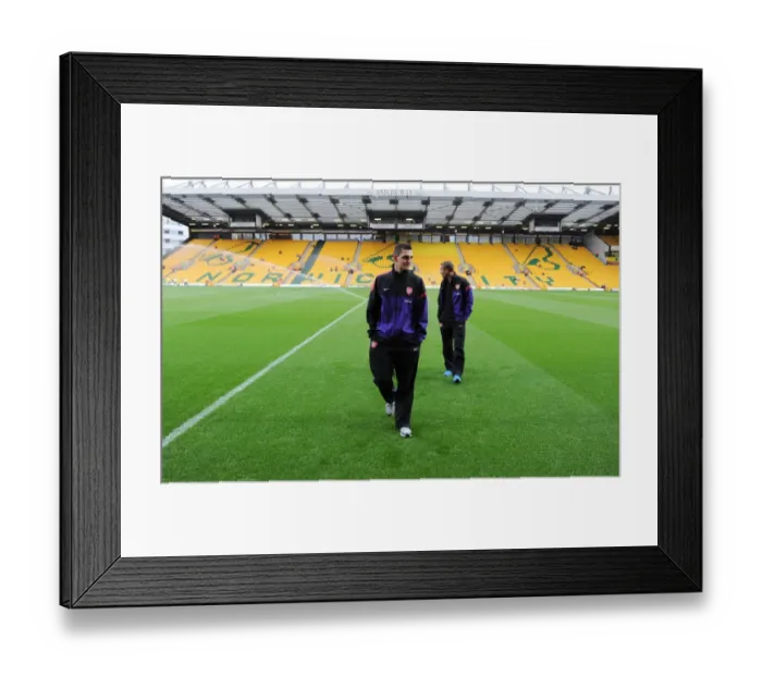 Framed Print : Arsenal's Vito Mannone Prepares for Norwich City Clash (2012-13) Framed Print : Arsenal's Vito Mannone Prepares for Norwich City Clash (2012-13)