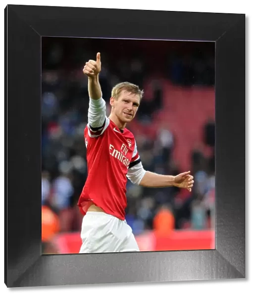Per Mertesacker's Victory Thumbs-Up: Arsenal v Queens Park Rangers, 2012-13
