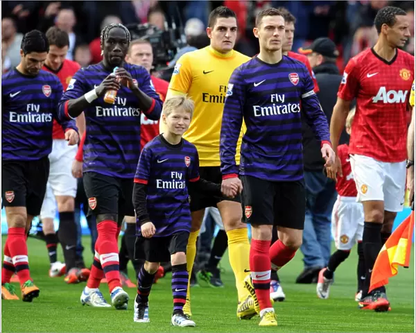 Arsenal Mascot walks out with Thomas Vermaelen (Arsenal). Manchester United 2: 1 Arsenal